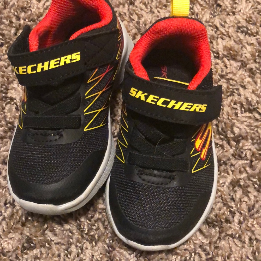 Size 5 toddler boy sketchers.
